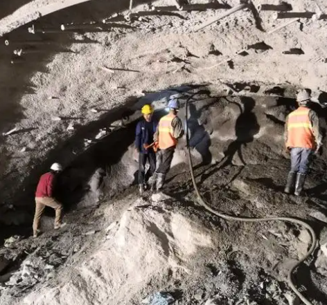 铁门关拱顶带模注浆料的施工流程及注意事项